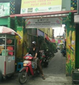 Warga Kampung UMKM Kreatif Putat Jaya Tetap Produktif di Masa PPKM