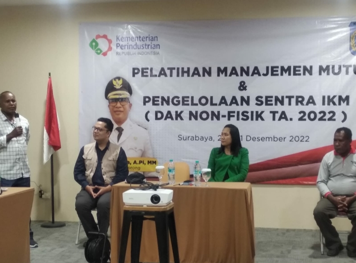 Kepala Dinas Perindustrian Kota Sorong Papua Barat Daya Membuka Kegiatan Pelatihan Manajemen Mutu dan Pengelolaan Sentra IKM DAK Non-Fisik TA 2022 di Surabaya 