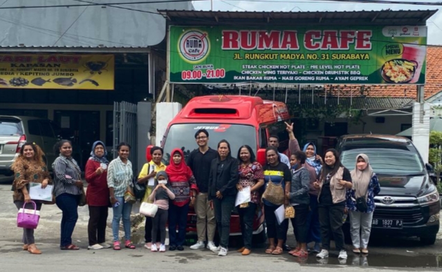 Para IKM Kota Sorong Papua Barat Bersama Nara Sumber Gekraf Jatim di Lokasi Pelatihan Ruma Cafe Rungkut Surabaya 
