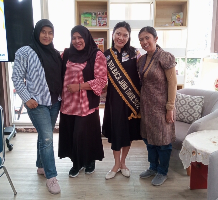 Indriati (Yulita) bersama rekan-rekan Ojol Mandiri saat mengikuti pelatihan di Dinas Perpustakaan dan Kearsipan Jawa Timur didampingi oleh Duta Baca Jawa Timur 2022